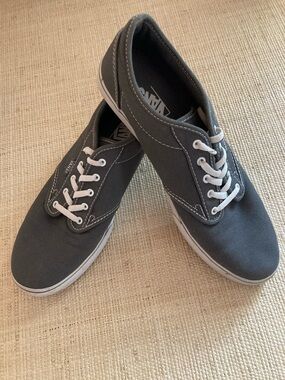 Vans women’s Atwood  Low-Top Canvas Sneakers — Gray with White Laces Sz 9.5